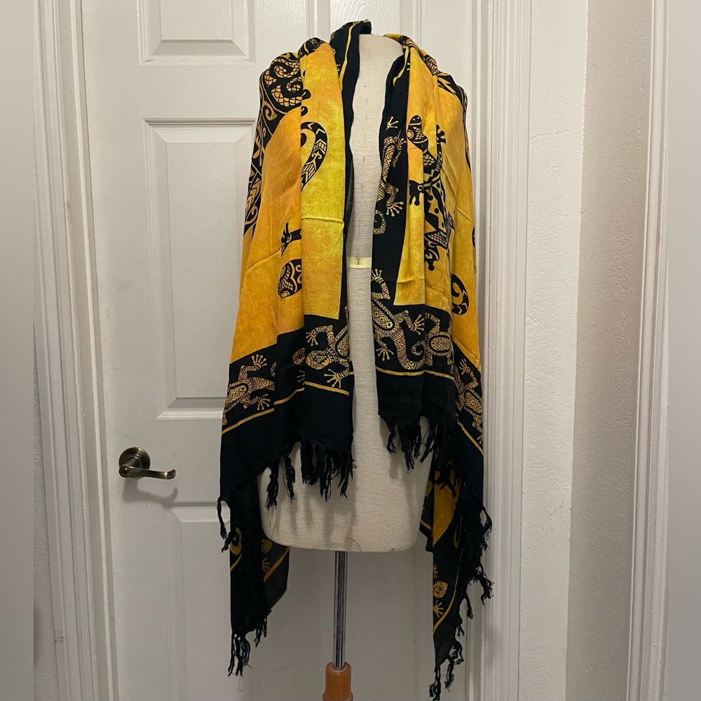 SARONG Gold Yellow Black Gecko Print Sarong Wrap Shawl Scarf Puerto Galera - New - Picture 7 of 8